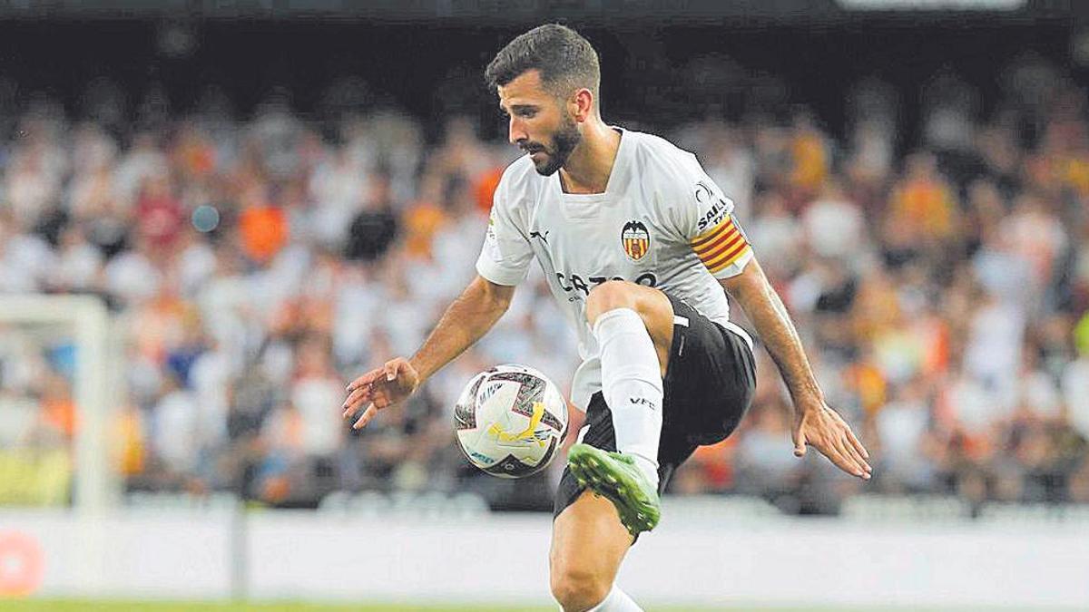 Gayà, en su primer partido del curso en Mestalla