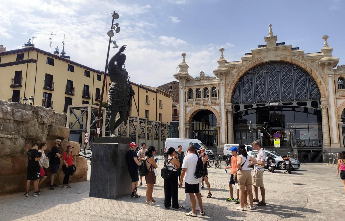 Turistas en agosto en Zaragoza, este pasado verano.