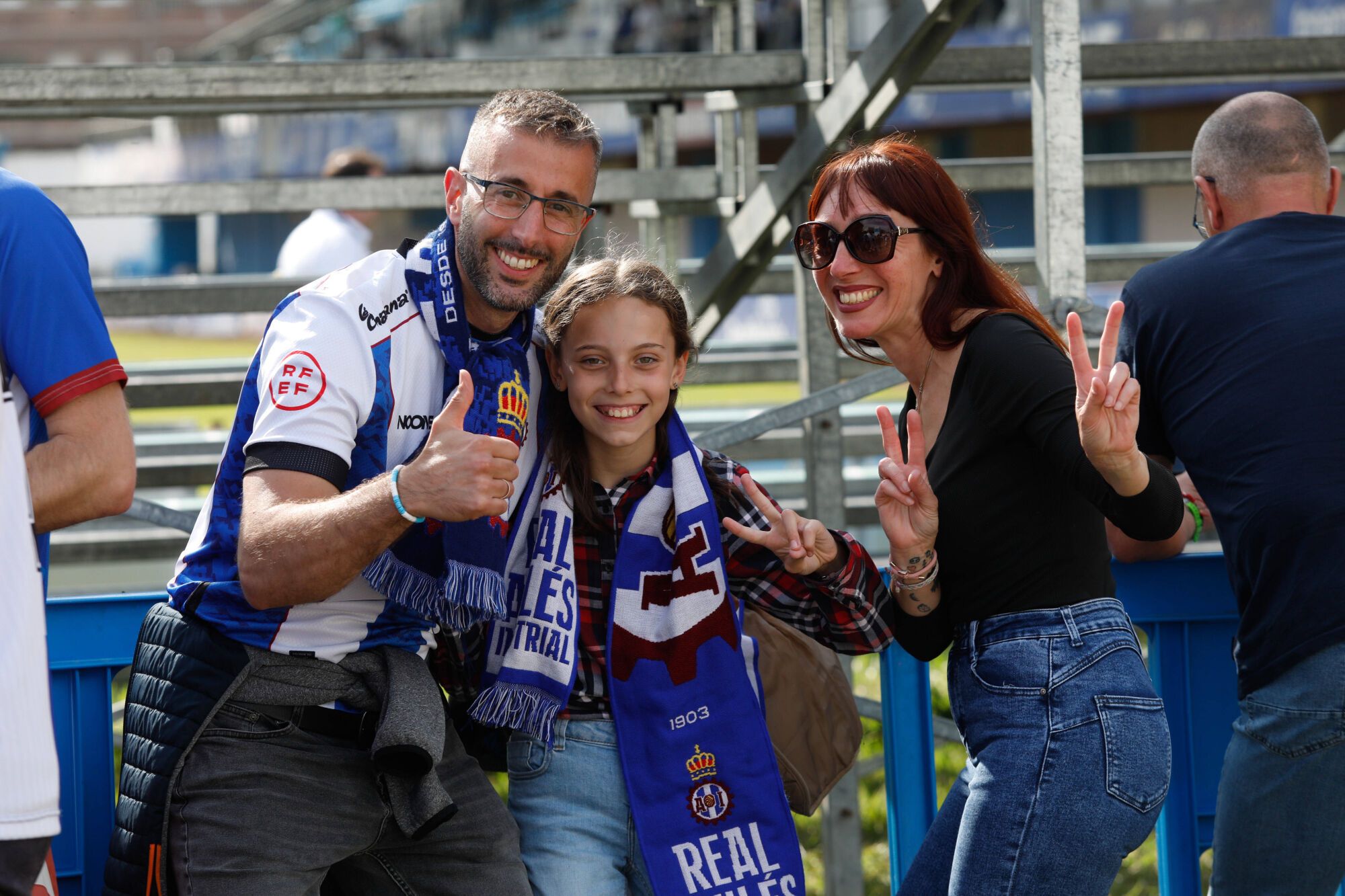 EN IMÁGENES: Ambientazo antes del partido por el ascenso del Avilés contra el Antoniano