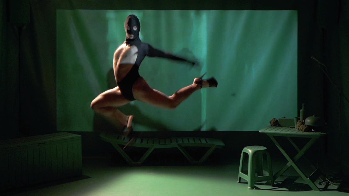 En 'Tecnócrata', Anthony Kmeid también muestra sus habilidades en la danza.