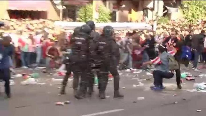 Así fue la agresión de los hinchas del Atletico a uno del Real Madrid ante la Policía