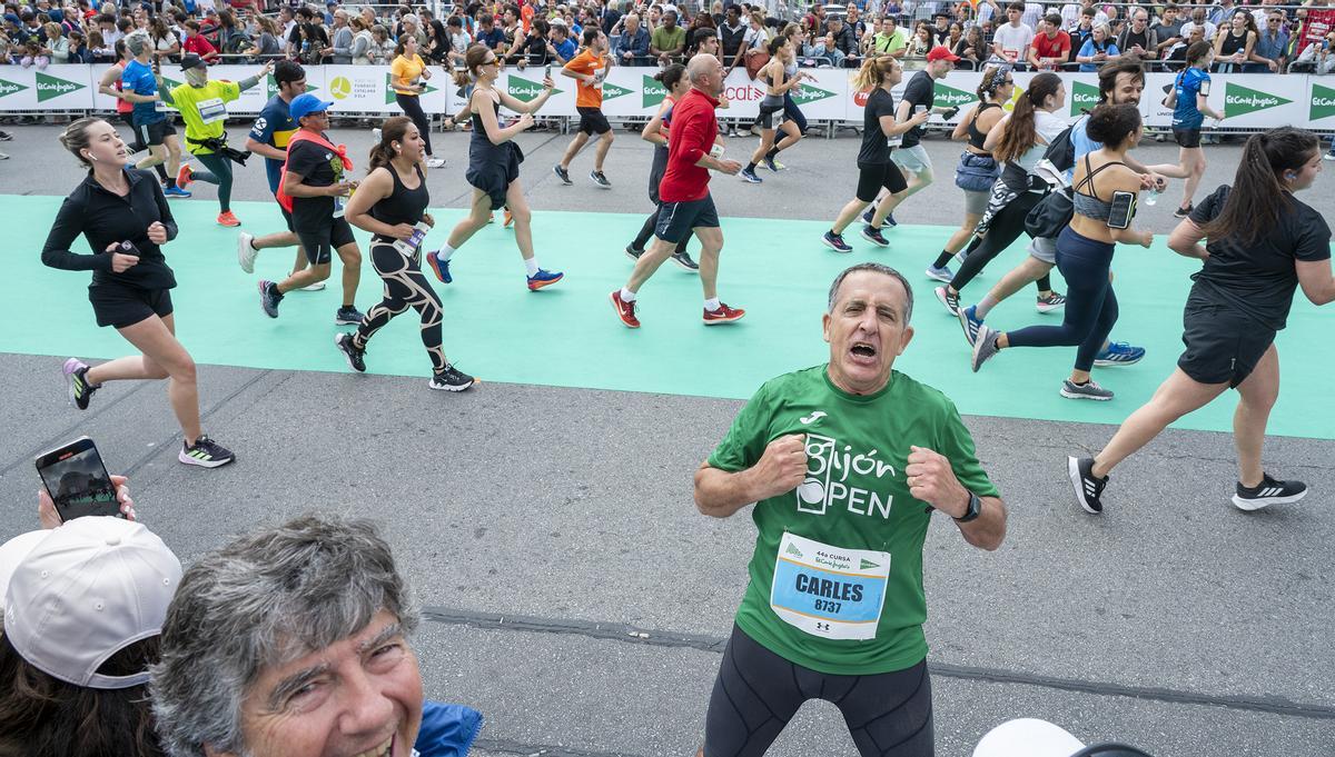 Los participantes finalizando en plaça Catalunya su recorrido de 10 km durante la 44 edición de la Cursa de El Corte Inglés