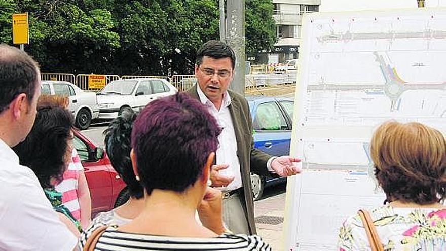 Pedro Sanjurjo, explicando la obra de la avenida de Castilla a portavoces de vecinos y comerciantes.