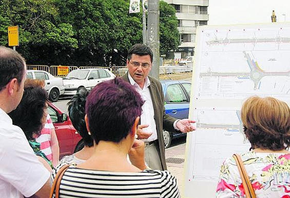 Pedro Sanjurjo, explicando la obra de la avenida de Castilla a portavoces de vecinos y comerciantes.