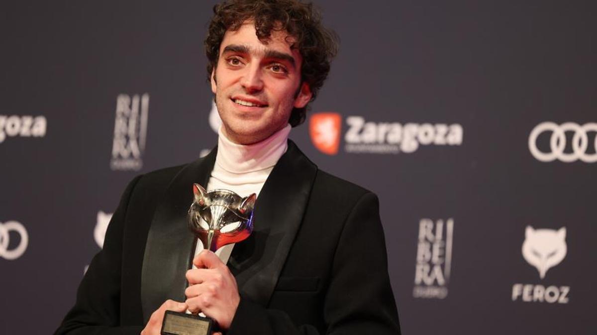 El actor Nacho Sánchez tras recibir el premio 'Mejor actor protagonista' en los premios Feroz por 'Mantícora'.