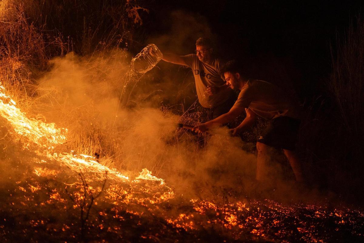 Las llamas cercaron por la noche núcleos en A Rúa