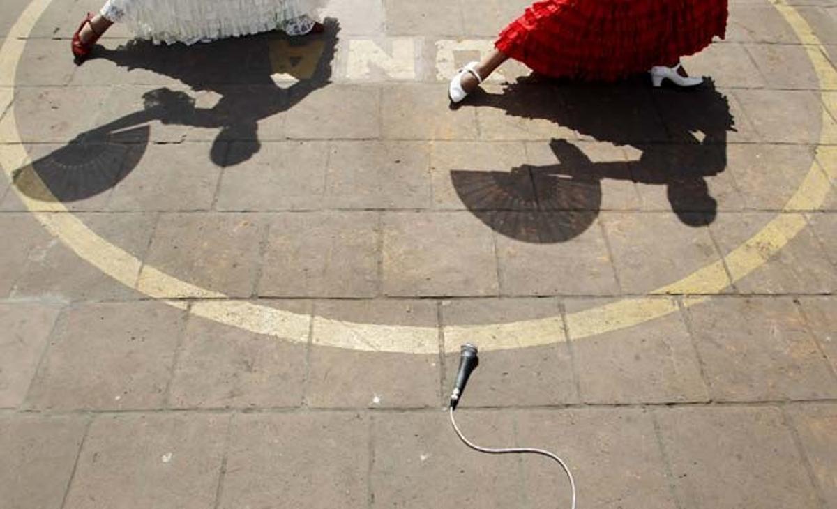 Dues ballarines de flamenc ballen abans d’una corrida a la històrica plaça de toros d’Acho, a Lima (Perú).