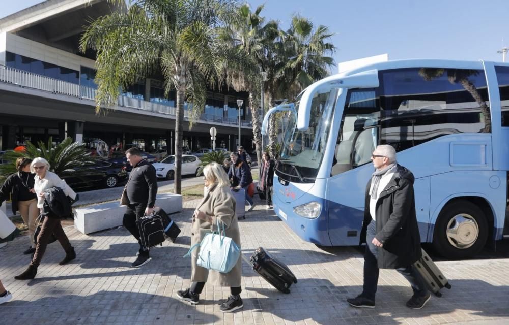 Manises absorbe los vuelos desviados desde Alicante por el incendio del Altet