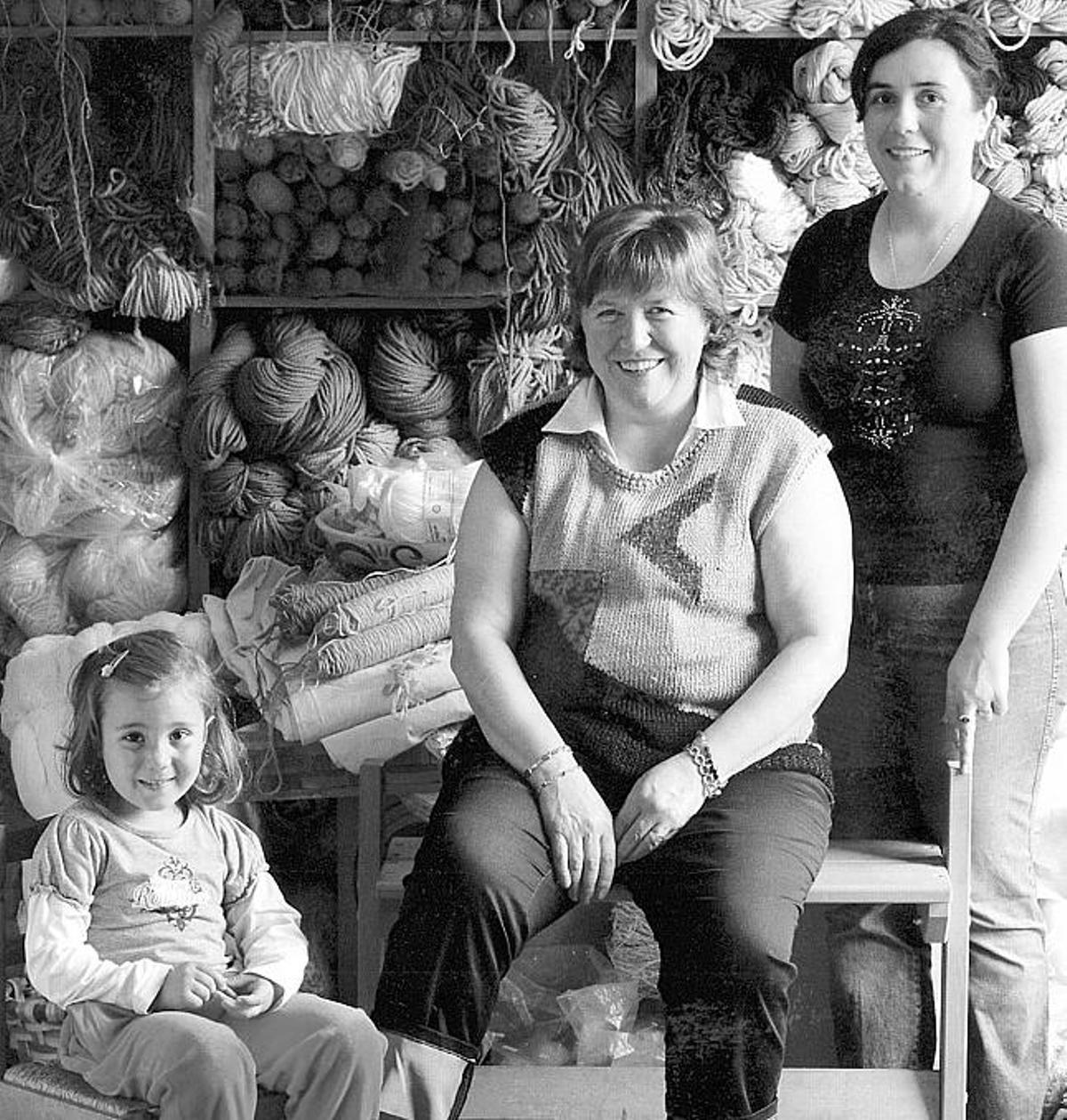 Tres generaciones: Pilar Quintana junto a su nieta, Laura Vega y su hija Susana Martínez Quintana.