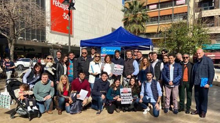 Los ediles y militantes del PP, en la plaza donde recogieron firmas.