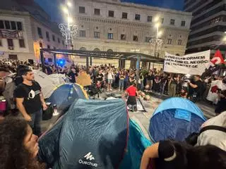 La manifestación por la vivienda en Alicante acaba con una acampada en la plaza de la Montañeta