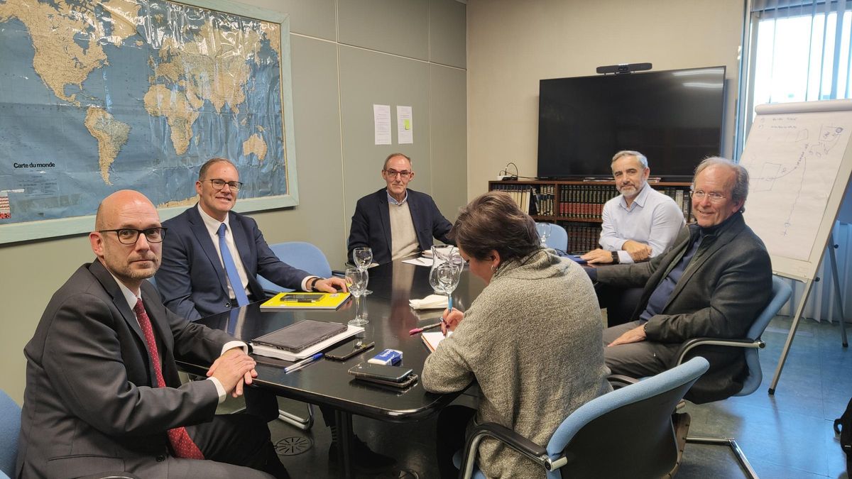 Iván Aitor Lucas, primero por la izquierda, preside una de las reuniones de estrategia del nuevo centro, en una imagen de archivo.