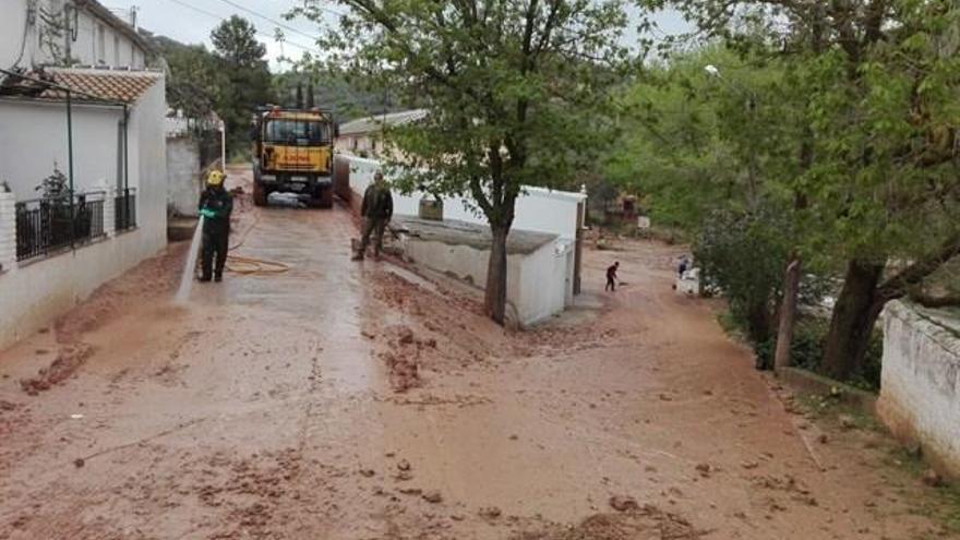 Limpieza de la pedanía de La Parrilla en Villanueva de Algaidas por el Infoca