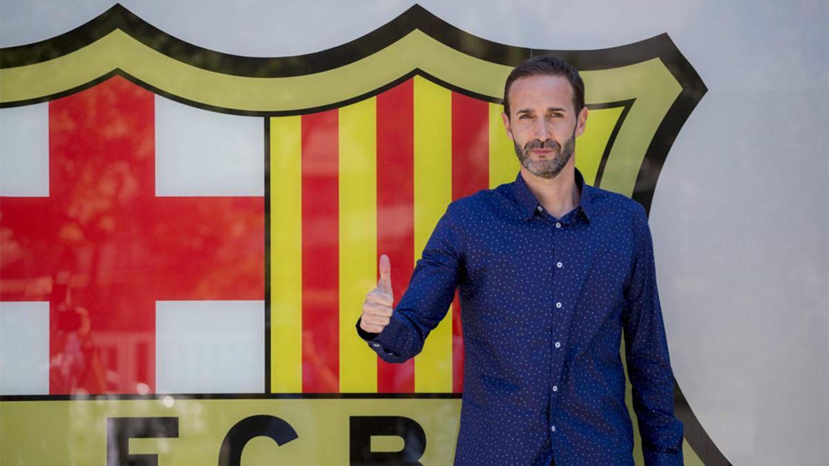 Sito Alonso posa junto  al escudo del Barça después de firmar su contrato con el club