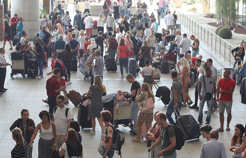 El aeropuerto de la Costa del Sol opera este fin de semana más de 2.000 vuelos que transportan a miles de turistas en el inicio o el fin de sus vacaciones de verano