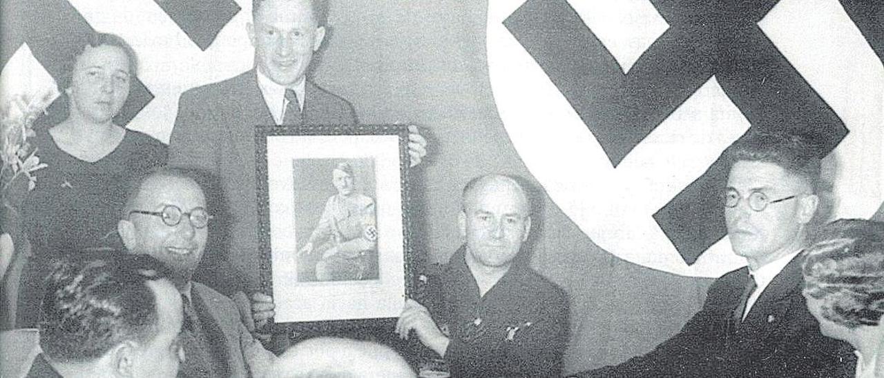 Encuentro de nacionalsocialistas y falangistas, años 30.   Sentados, el cónsul alemán J.Dede y el falangista Alfonso de Zayas.