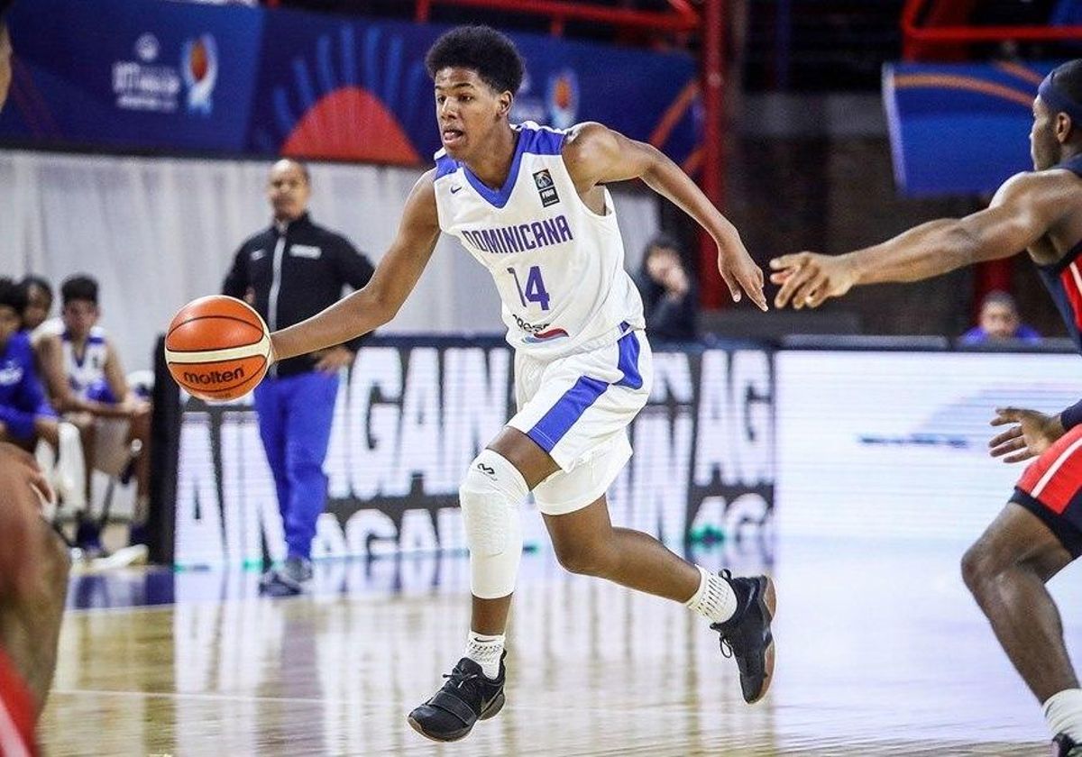 Sdenry González, con la selección de la República Dominicana.