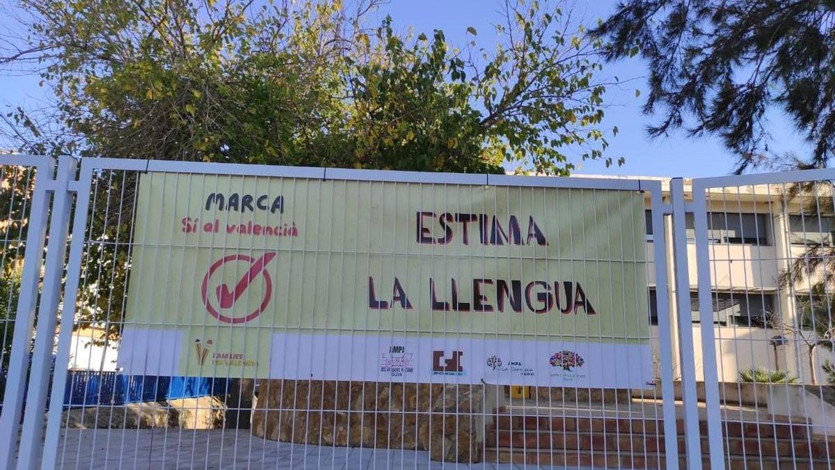 La pancarta retirada por Educación en un centro educativo de Oliva por defender el valenciano