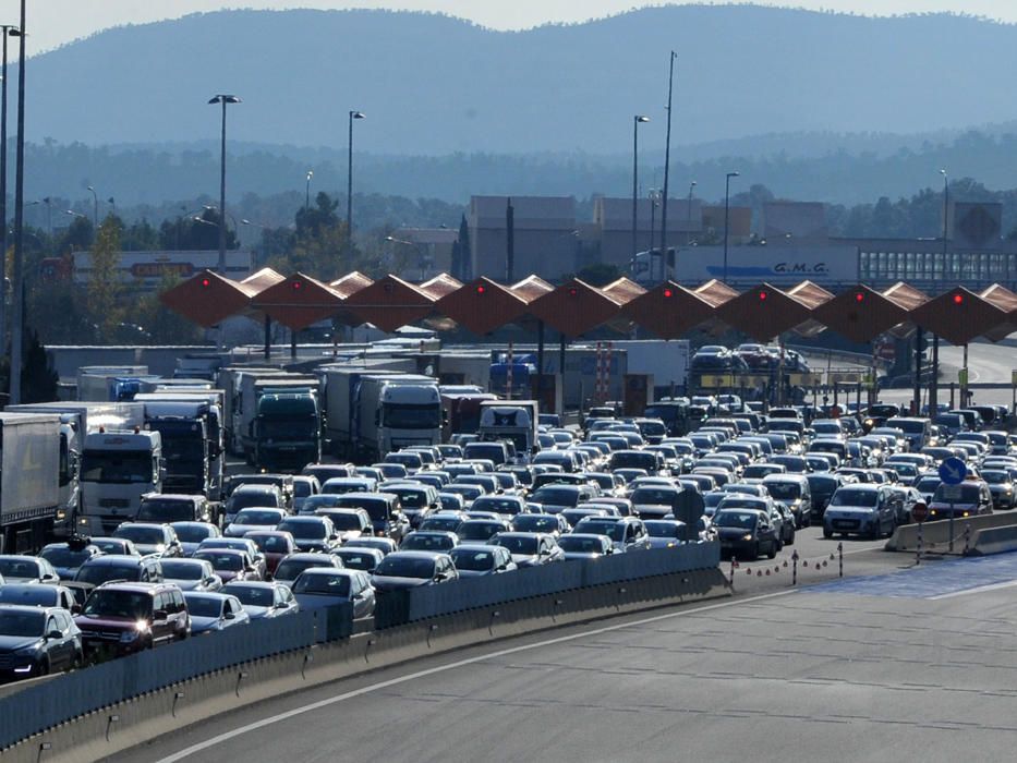 Cues a la Jonquera de vehicles que es dirigeixen a Brussel·les