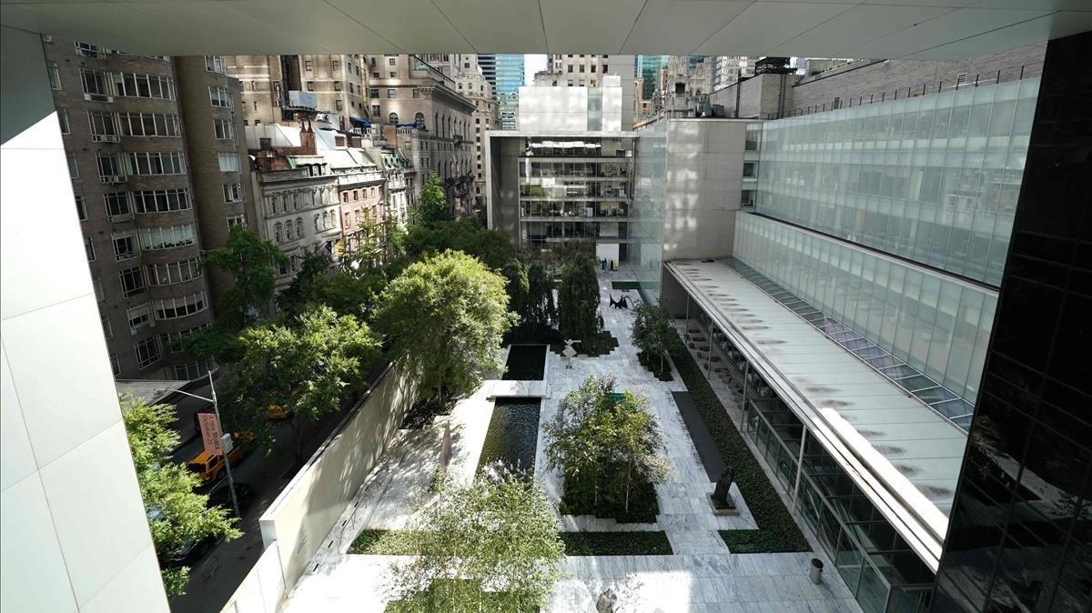 Vista del patio del MoMA y de Nueva York desde el interior de la ampliada pinacoteca. Vista del patio del MoMA y de Nueva York desde el interior de la ampliada pinacoteca.