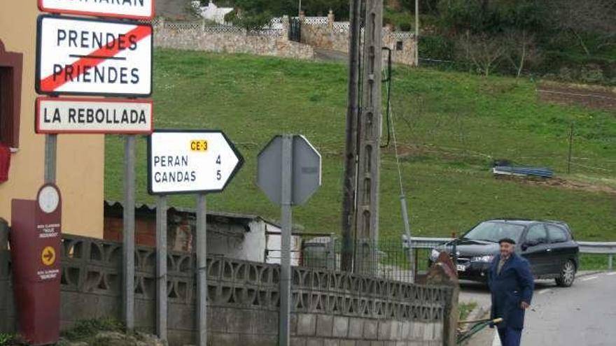 Varios rótulos toponímicos a la entrada de Guimarán.