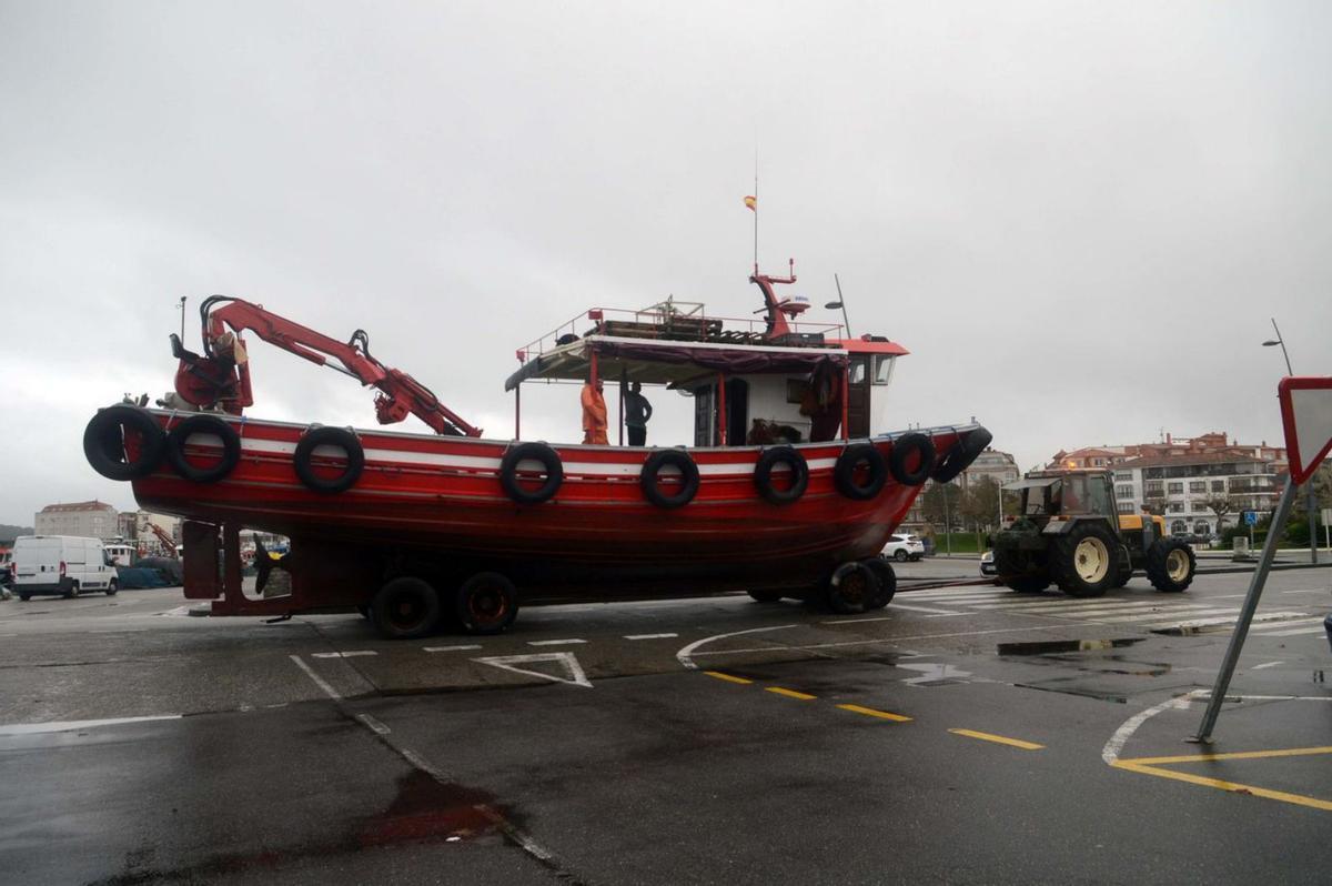 Continúan las reparaciones de barcos y bateas. La flota pesquera y la auxiliar de acuicultura aprovechan la tregua después de los intensos temporales de semanas previas para poner orden y seguir preparándose para lo que resta de invierno, que es mucho. Junto a las empresas de servicios marítimos y los astilleros, estos días se intensifican las acciones de reparación de la bateas dañadas por el intenso oleaje, al igual que hay otros viveros flotantes y embarcaciones de todo tipo que se someten a trabajos de mantenimiento. En la foto, un barco bateeiro de camino al astillero, en O Grove. | NOÉ PARGA