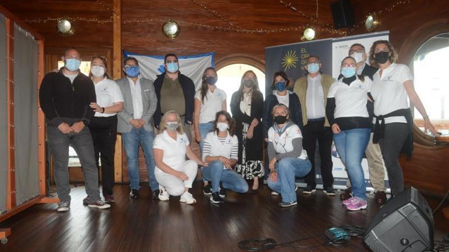 La recepción de la tripulación de la travesía &quot;Navega o Camiño&quot;, en el restaurante A Batea, ayer.