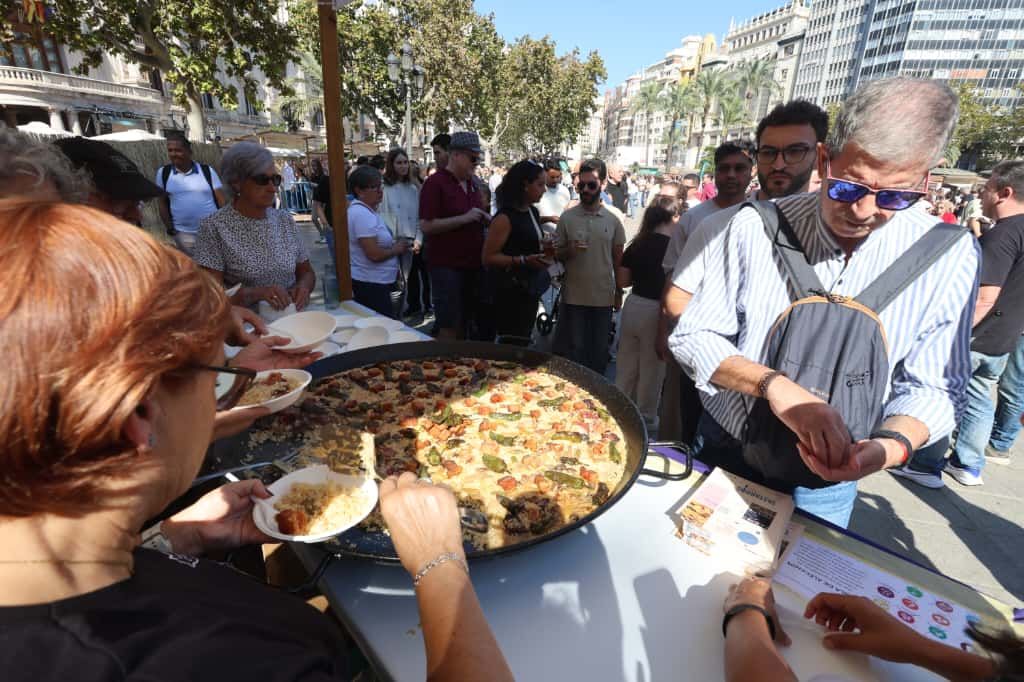 La plaza del Ayuntamiento de València se convierte en un gran restaurante al aire libre con el Tastarròs
