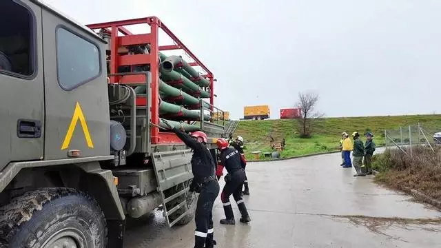 VÍDEO | La UME vacía de forma preventiva el tanque de tormentas de Lora del Río ante posibles lluvias