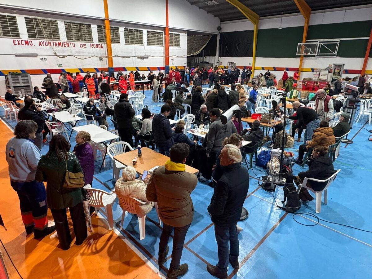 Vecinos de Grazalema realojados en el pabellón El Fuerte de Ronda