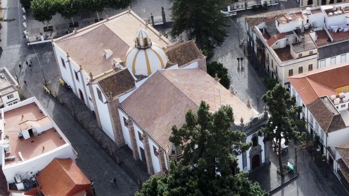 Vista cenital de la basílica de Teror. Detrás la alameda y el Palacio Episcopal que quedarían modificados por la ampliación. | | LP/DLP