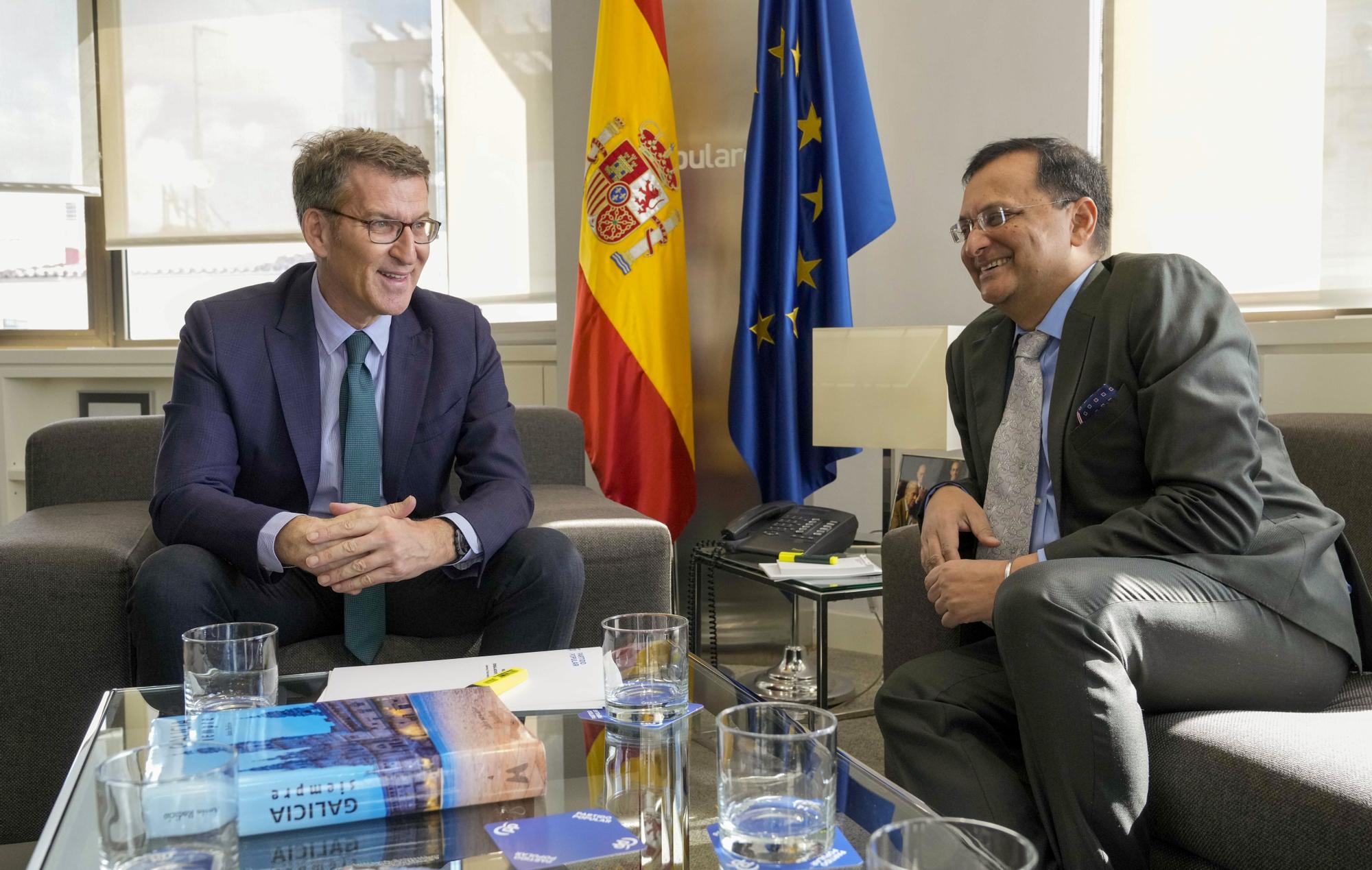 Alberto Núñez Feijóo con el embajador de India en España Dinesh Kumar Patnaik