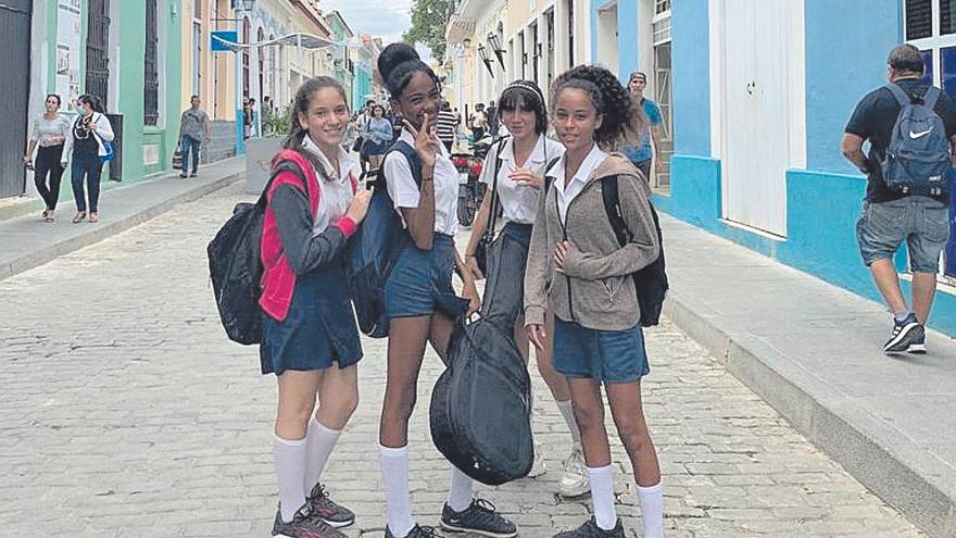 Grupo de niñas escolares de la localidad cubana de Matanzas