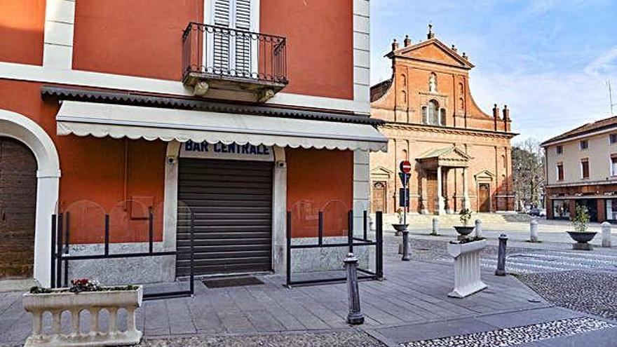 Carrers deserts de la localitat italiana de Codogno, on la població roman aïllada.