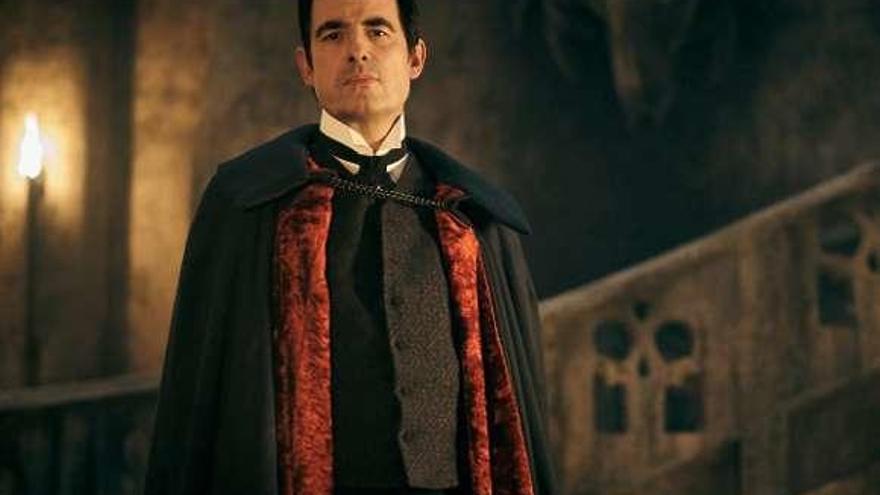 El actor Claes Bang, en un fotograma de la miniserie &quot;Drácula&quot;.