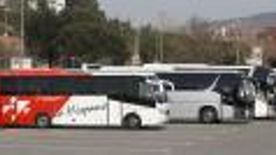 Autobusos estacionats a l&#039;aparcament del pavelló de Fontajau.