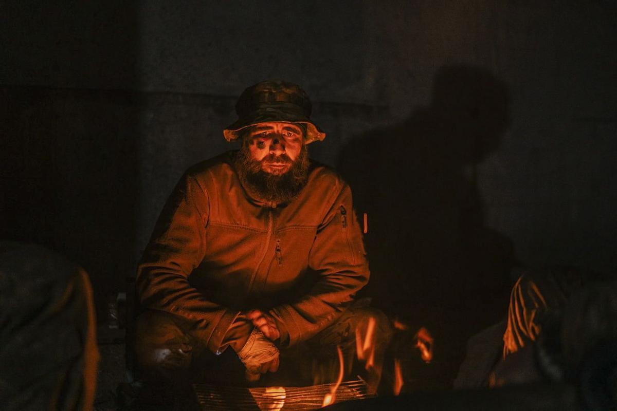 Mariupol (Ukraine), 10/05/2022.- A handout picture made available by Regiment Azov press service shows an injured Ukrainian serviceman in a shelter at the Azovstal Iron and Steel Plant in Mariupol, Ukraine, 10 May 2022 (issued 11 May 2022). The Regiment Azov via their Telegram channel on 10 May 2022 have described the situation of their servicemen as complete unsanitary conditions, with open wounds bandaged with non-sterile remnants of bandages, without the necessary medication and even food and demanded evacuation to Ukrainian-controlled territory. On 24 February, Russian troops entered Ukrainian territory starting a conflict that has provoked destruction and a humanitarian crisis. According to data released by the UNHCR on 10 May, close to six million Ukrainians have fled their country since 24 February 2022. (Abierto, Rusia, Ucrania) EFE/EPA/REGIMENT AZOV PRESS SERVICE HANDOUT EPA-EFE/REGIMENT AZOV PRESS SERVICE HANDOUT HANDOUT EDITORIAL USE ONLY/NO SALES