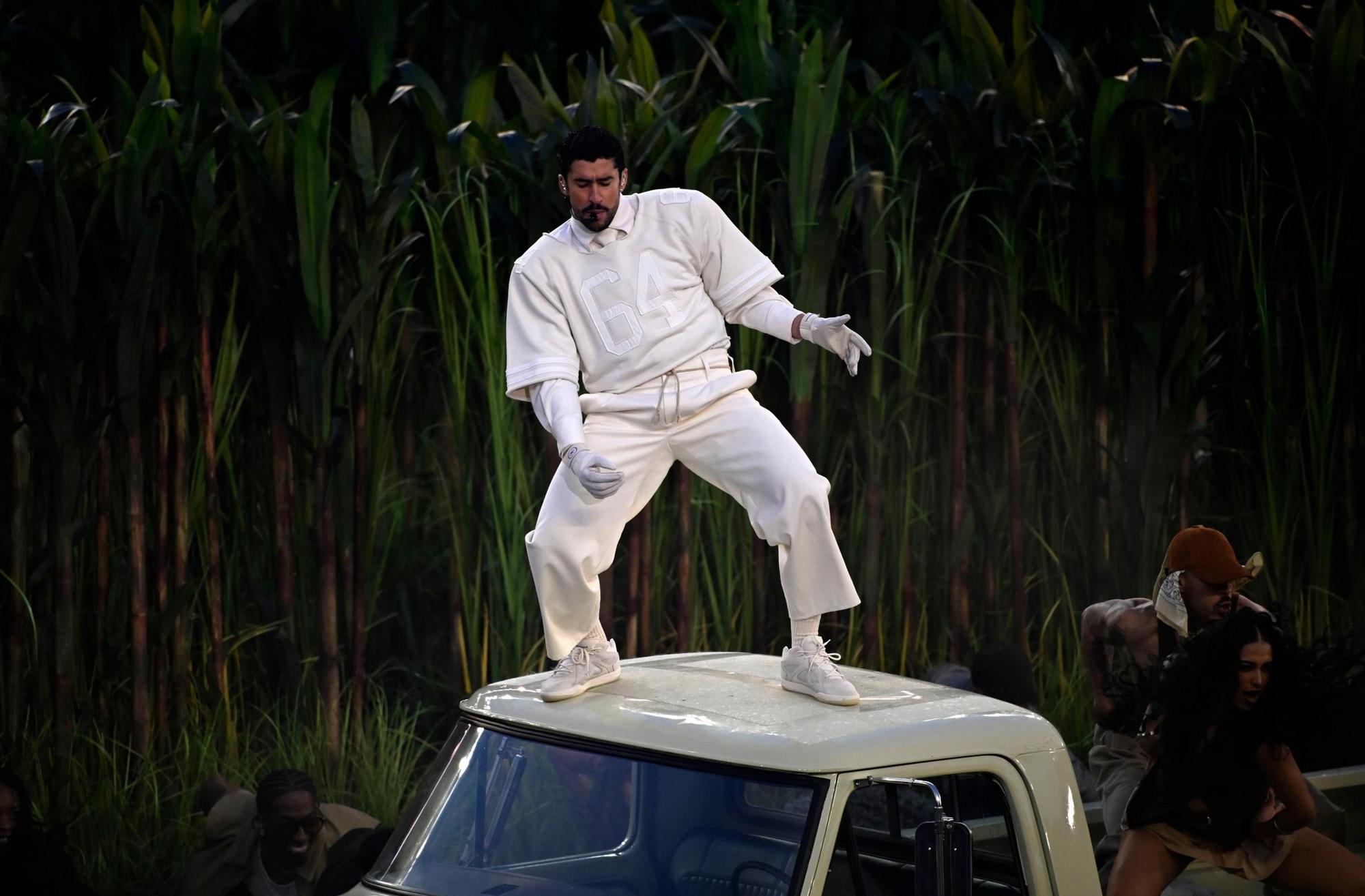 Bad Bunny en la final de la Super Bowl con look de Zara