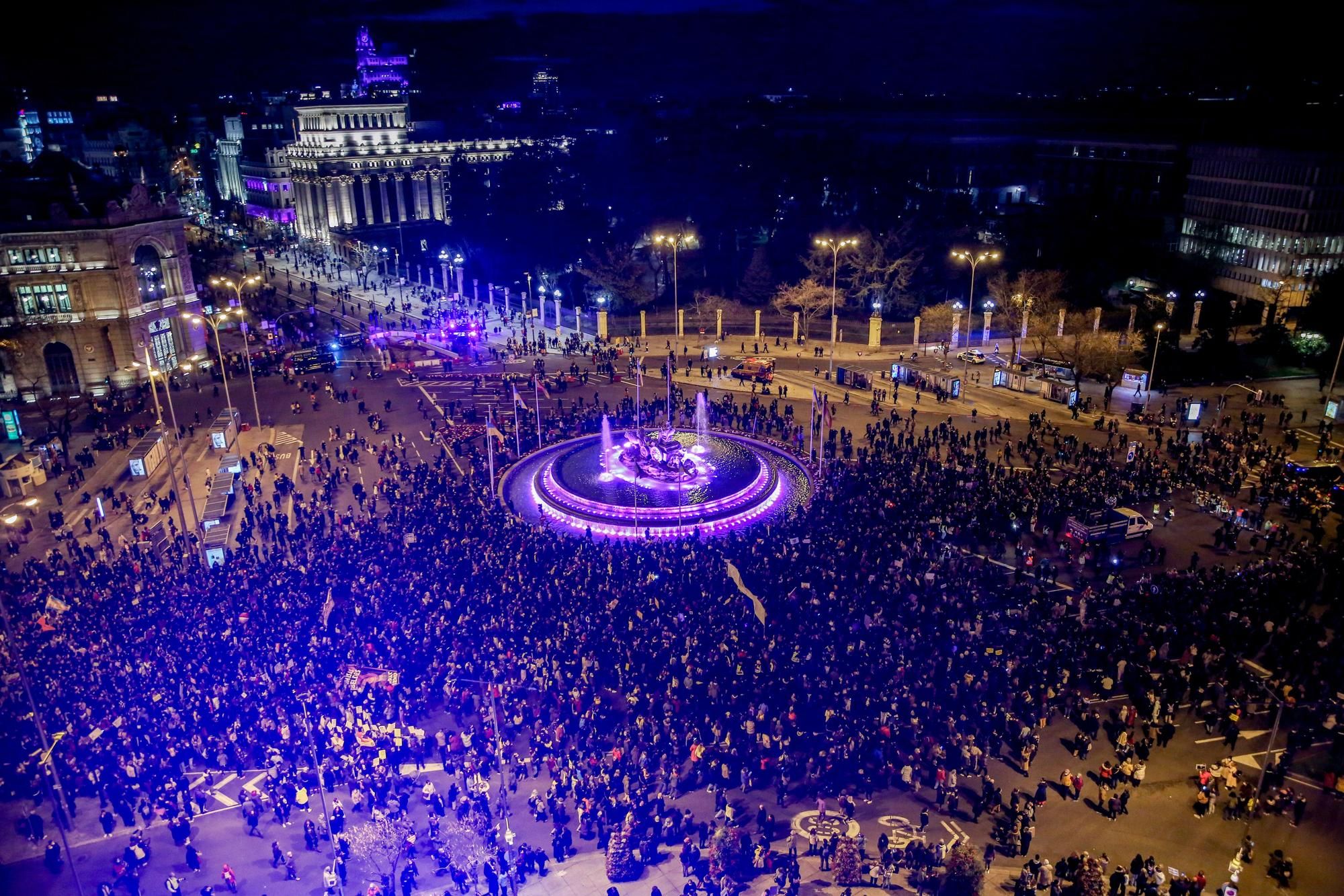 Panorámica de una manifestación por el 8M, Día Internacional de la Mujer, desde la plaza de Atocha hasta la de Colón, a 8 de marzo de 2022, en Madrid (España).