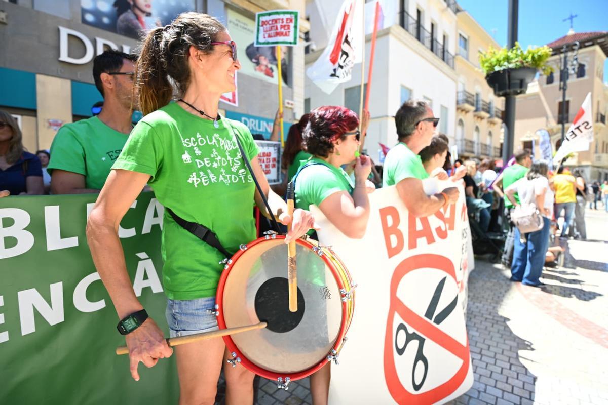 La manifestación de profesores por la huelga educativa llena las calles de Elche