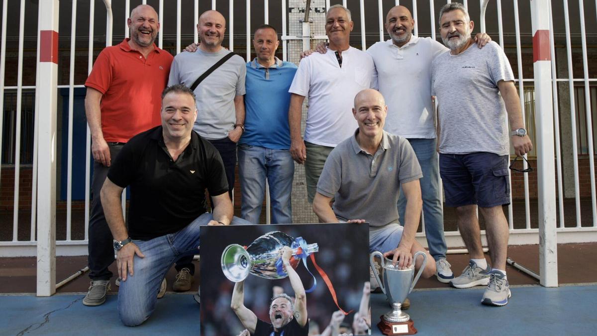 Por la izquierda, de pie ,Jorge Menéndez, Alberto Alonso,Eugenio Alonso, RobertoCuñarro, Abelardo Fernández y José María Fernández de Brito. Agachados, Juan Carlos Sampedro yViti Sampedro, ayer, en el colegio SanMiguel, con la foto de Luis Enrique levantando la última Liga de Campeones ganada en Budapest.