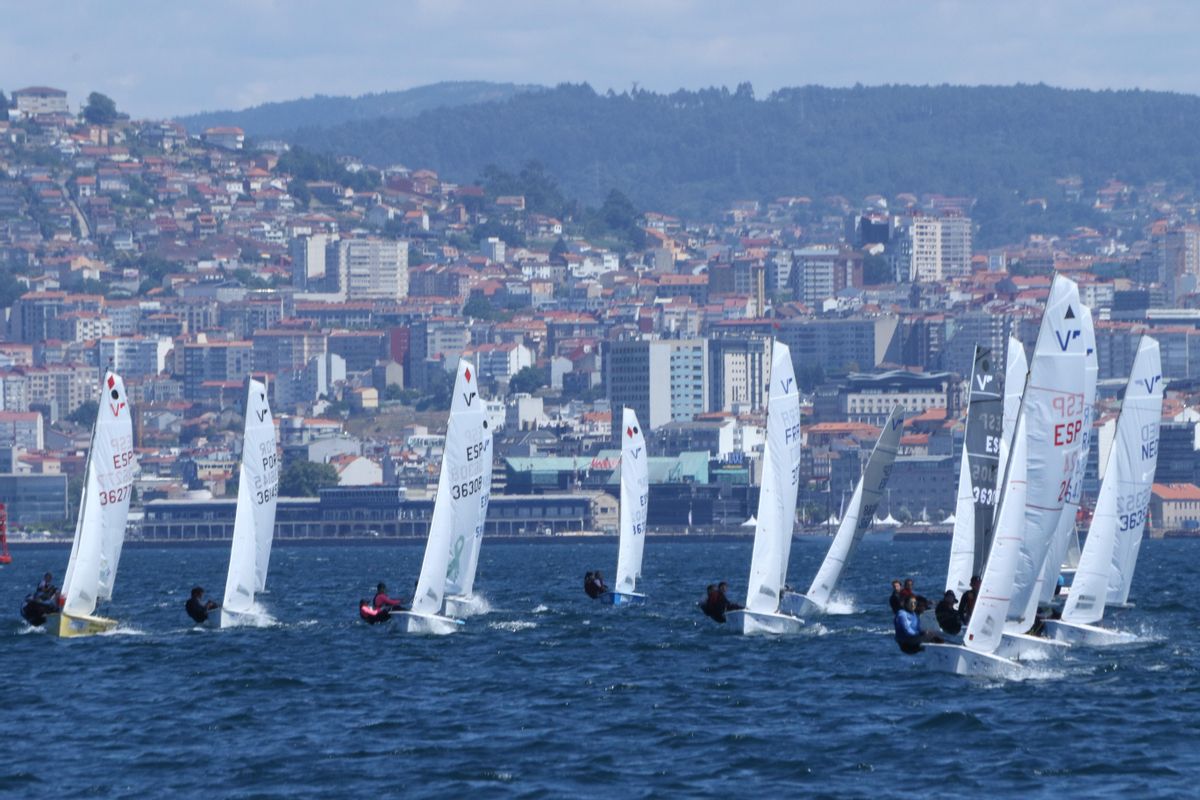 La flota de Vaurien, en una de las mangas de la maratoniana jornada de ayer.