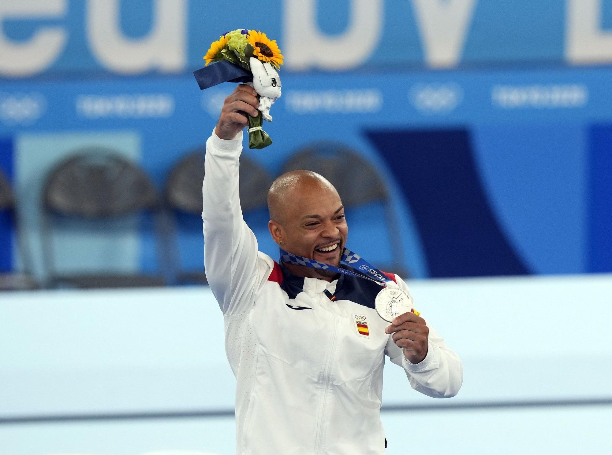 El gimnasta español Rayderley Zapata con la medalla conseguida en la final de suelo