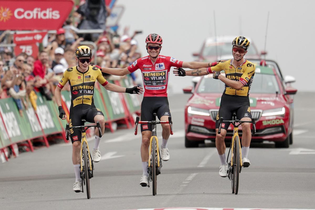 GUADARRAMA, 16/09/2023.- El líder de la general Sepp Kuss (c) con el maillot rojo, acompañado de sus compañeros de equipo  jonas Vingegaard (I), segundo de la general, y  Primoz Roglic (d), tercero de la general, a su entrada a la meta de la 20ª etapa de La Vuelta Ciclista a España disputada entre las localidades madrileñas de Manzanares El Real y Guadarrama, de 208 km, este sábado. EFE/Manu Bruque