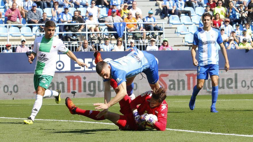 Harper, en la imagen junto a Blanco Leschuk, en el último partido del Málaga CF