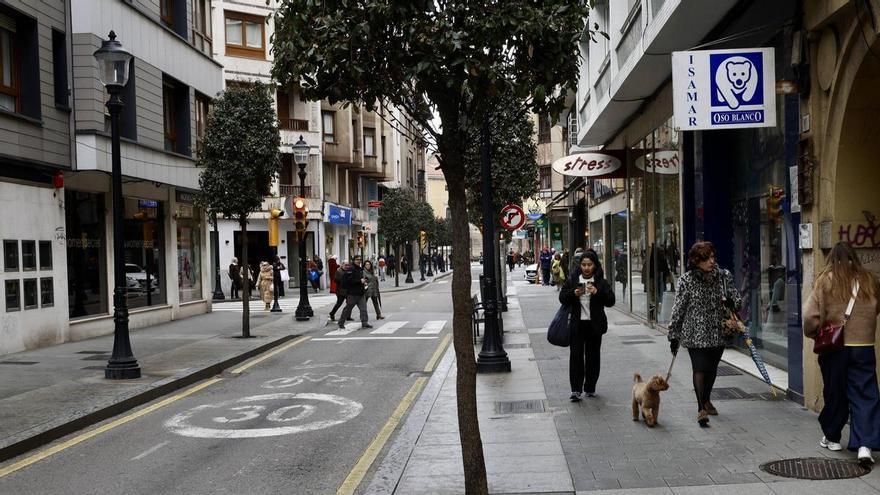 Así está el pavimento de la calle Menéndez Valdés en Gijón