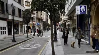 Caminar por la calle Menéndez Valdés de Gijón, "deporte de riesgo" 25 años después de su reforma