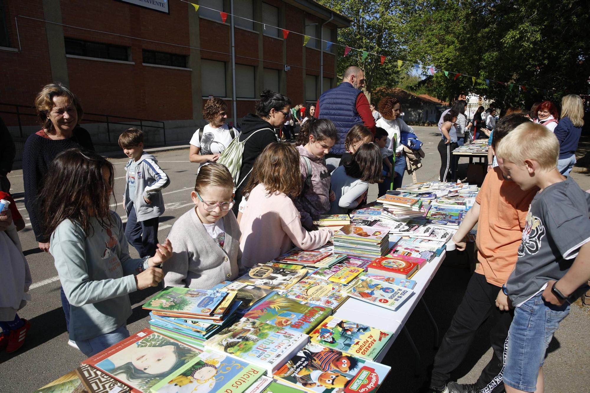 En imágenes: El colegio Jacinto Benavente disfruta de su primera feria del libro