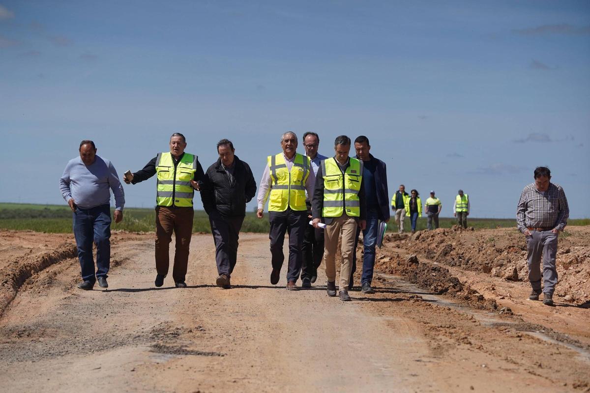 Autoridades y técnicos supervisan las obras que se ejecutan en la variante entre Almaraz y Villaseco
