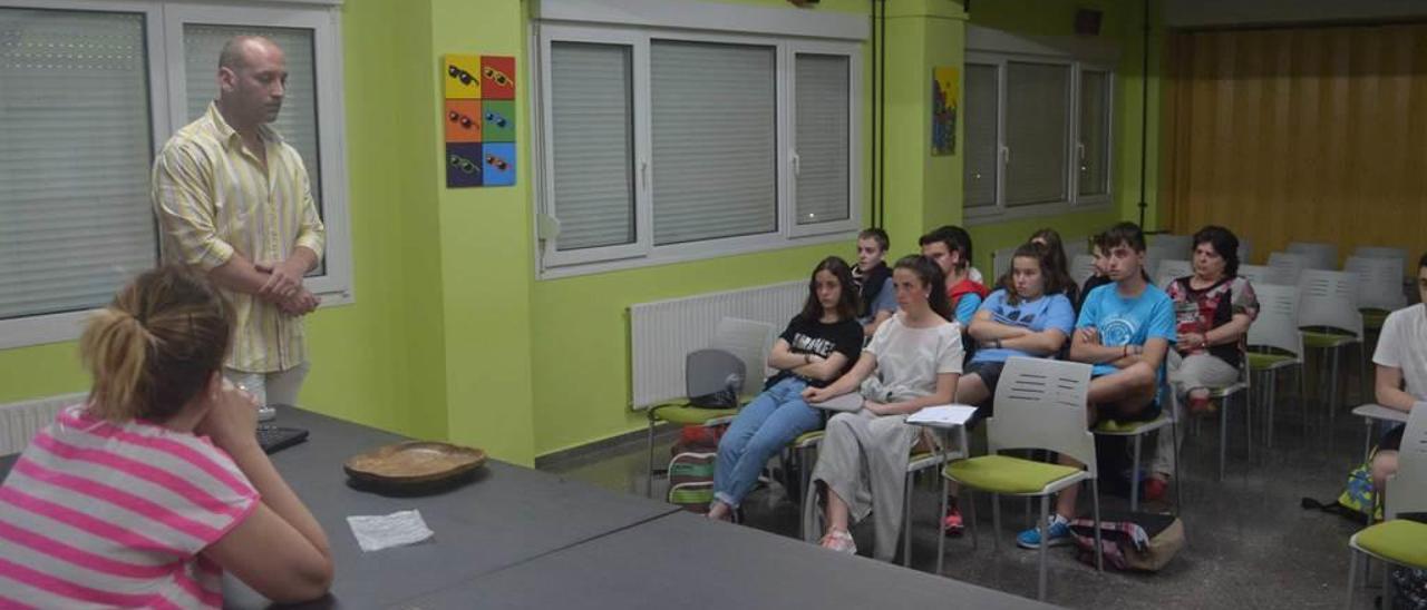 David Madrazo y Yolanda Peón se dirigen ayer a los estudiantes del Instituto Avelina Cerra de Ribadesella.